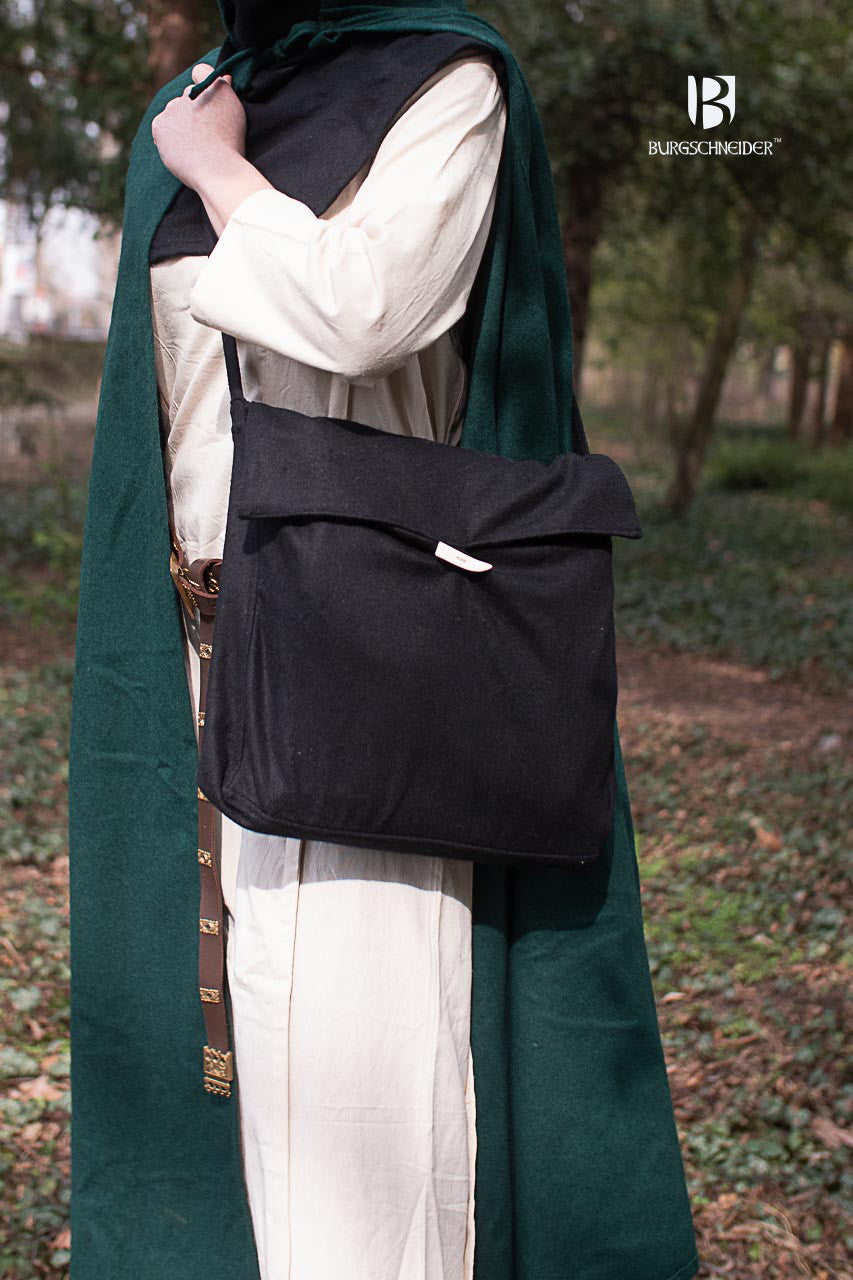 Bag Vesker showcased by a model in medieval attire, perfect for LARP events and festivals.