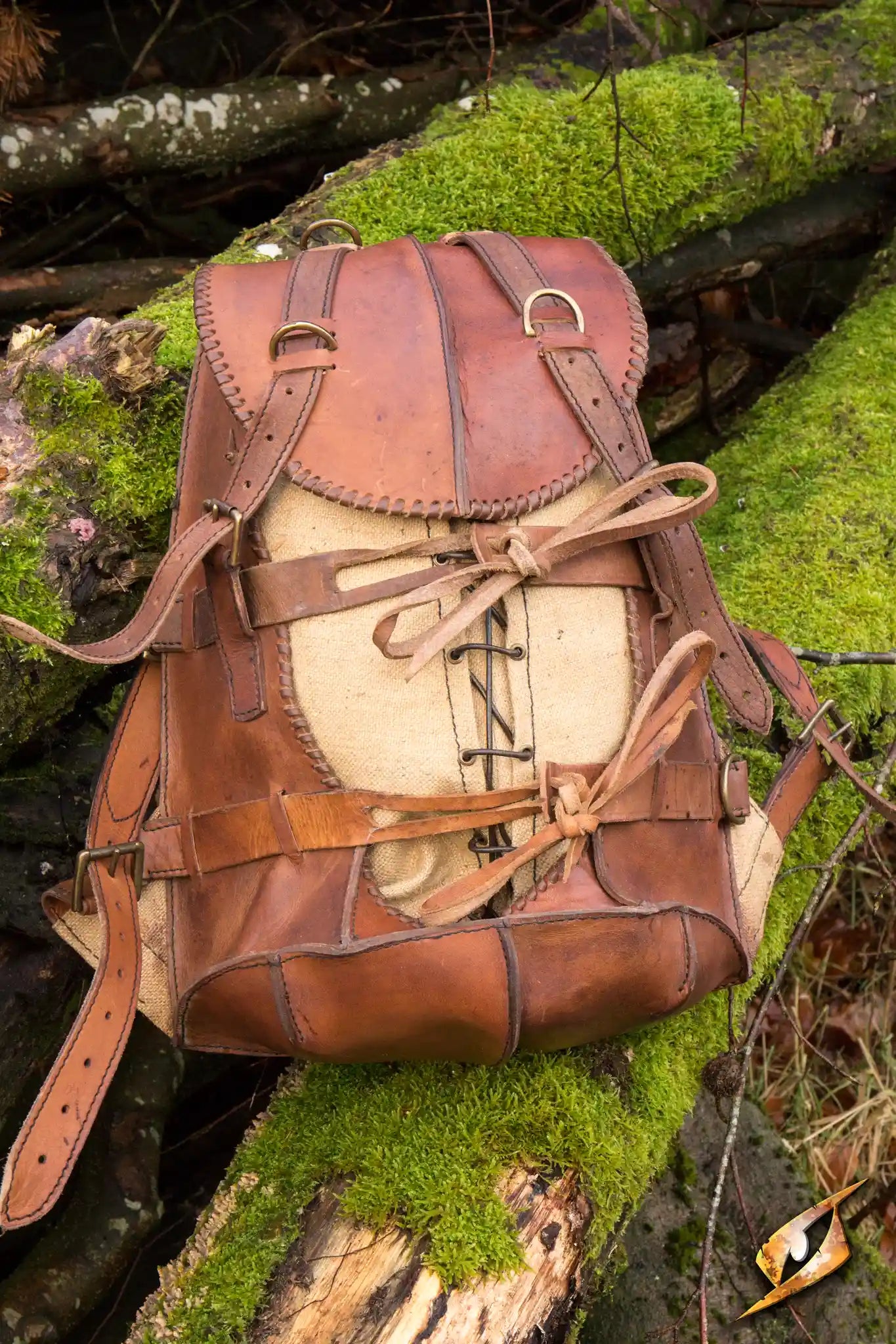 Adventurer Backpack made of leather and canvas, ideal for carrying gear in nature.