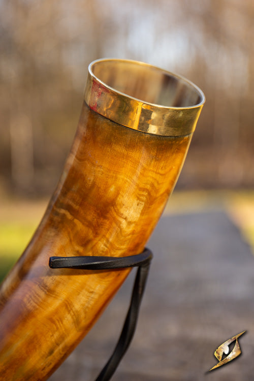 Close-up of Warrior drinking horn 0,5 L with brass rim, showcasing its craftsmanship and natural wood finish.