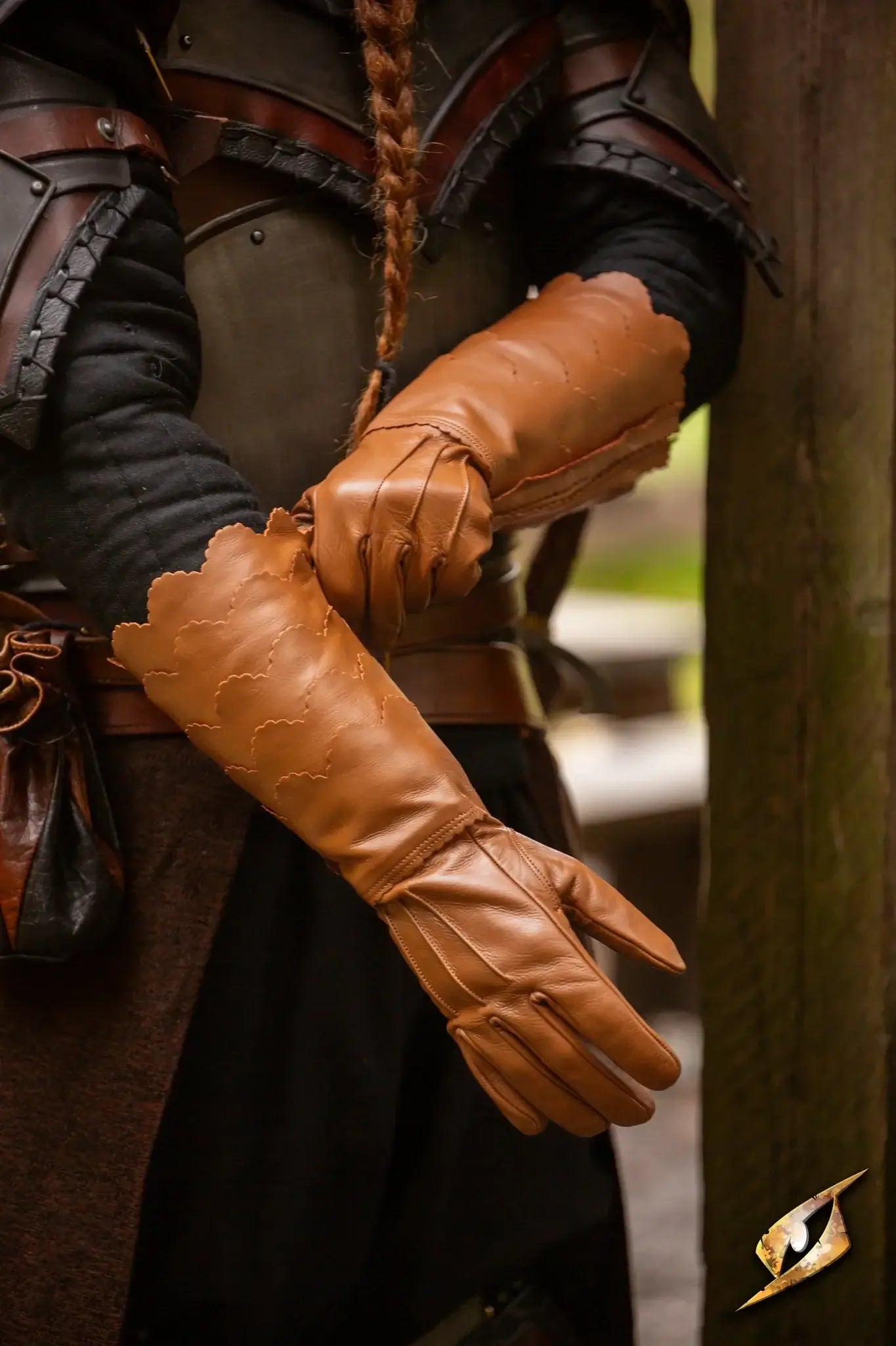 Scales Gloves in light brown leather with embossed scale pattern, designed for LARP characters, offering style and comfort.