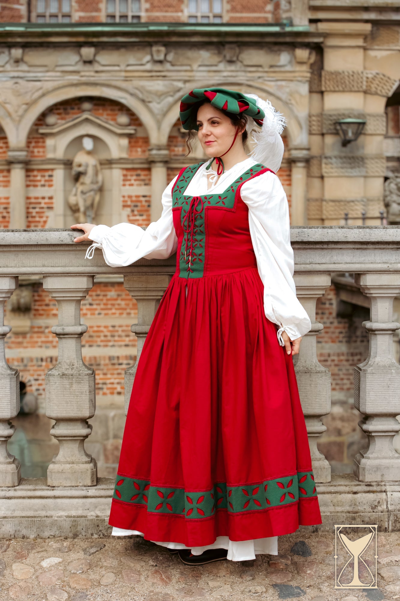 Woman in red and green Kampfrau dress with historical flair, perfect for LARP events and medieval gatherings.