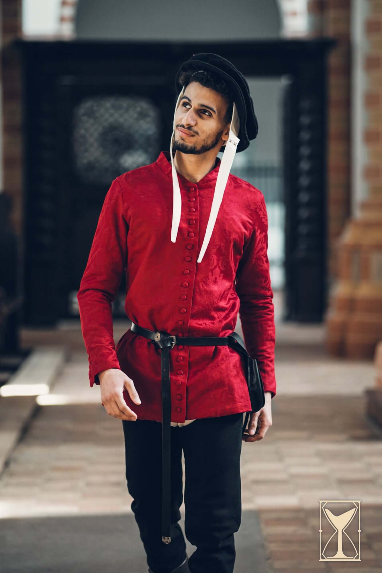 Cotehardie Rodrigo, a red button-up jacket styled for the Late Middle Ages, showcasing a slim fit and rich texture.