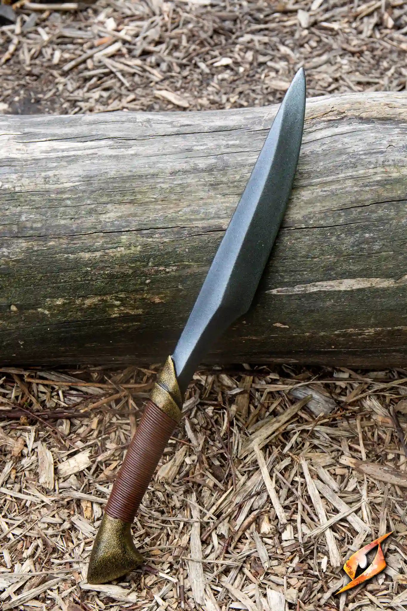 Wild Elf Dagger - 55 cm, featuring a 31 cm curved blade and a comfortable grip, set on a log background.