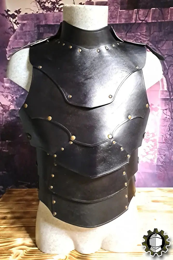 Breastplate Cicero (Fighter) displayed on a mannequin, showcasing its elegant design and durable leather construction.