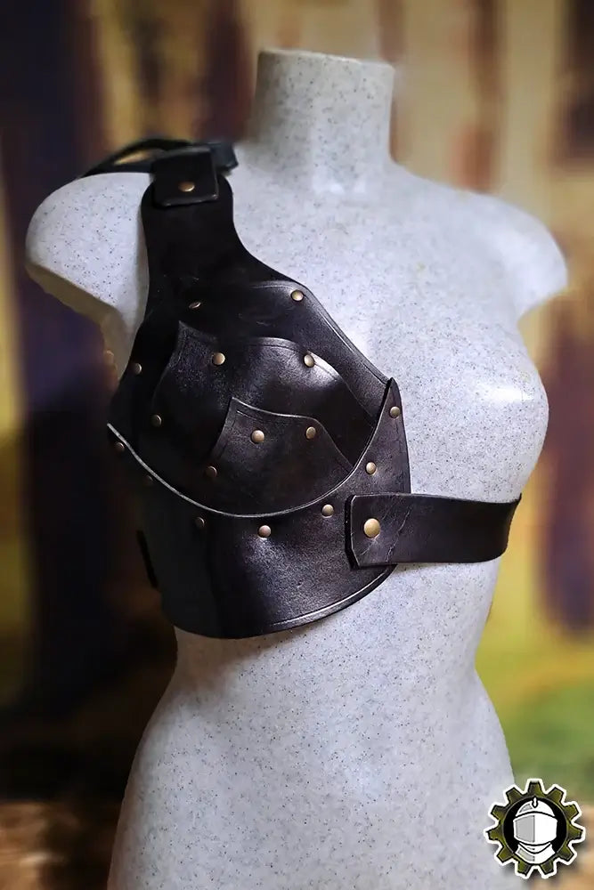 Harness Naevia Right (Fighter) displayed on a mannequin, showcasing its bold one-shoulder design and leather finish.