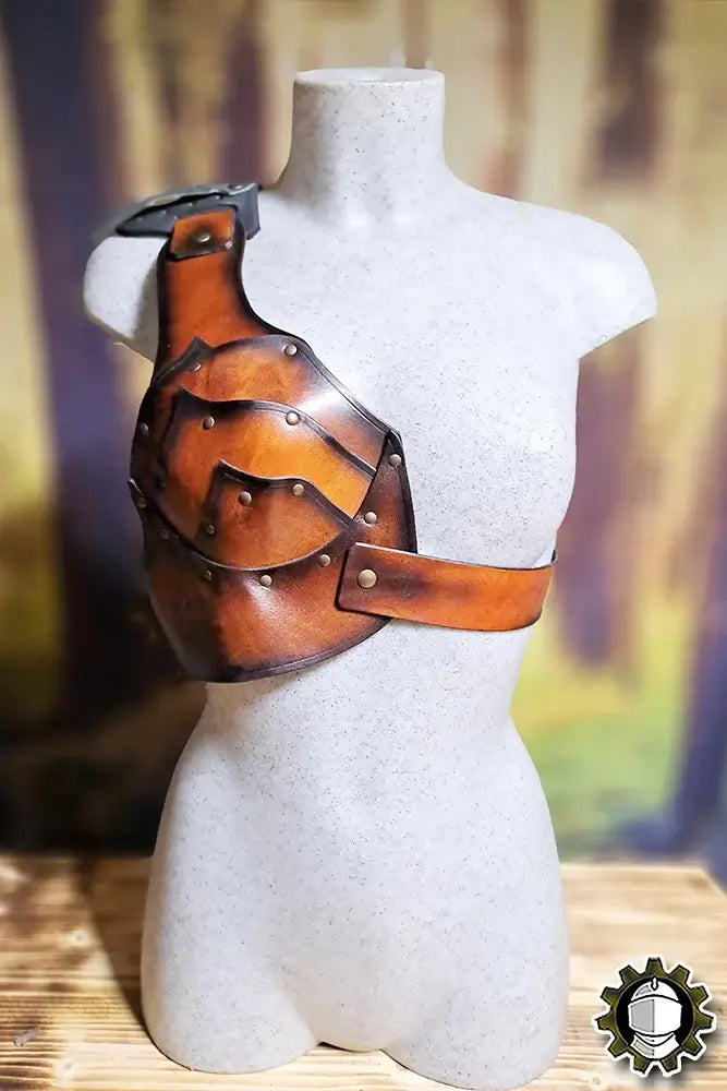 Harness Naevia Right (Fighter) showcased on a mannequin with a one-shoulder design for warriors.