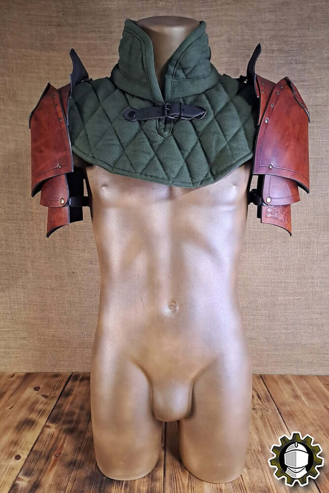 Pauldrons Cicero (Fighter) displayed on a mannequin showing its detailed craftsmanship and sturdy design.
