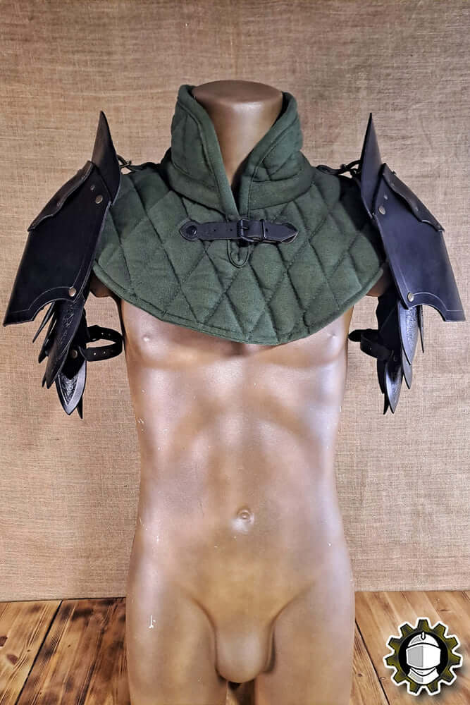 Pauldrons Namor (Fighter) displayed on a torso mannequin with quilted green fabric and black leather accents.