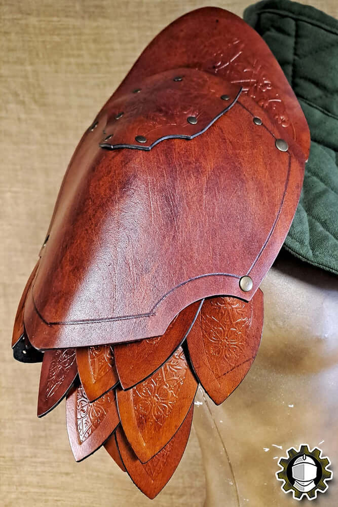 Pauldrons Namor (Fighter) featuring detailed leather design and ornate embellishments, perfect for combat and fantasy costumes.