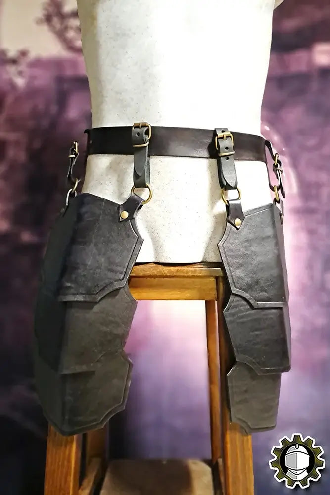 Tassets Brian (Fighter) leather armor displayed on a mannequin, highlighting the intricate design and straps.