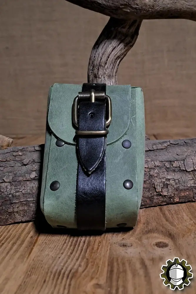 Beltbag Adam (New Blood) showcasing a compact Crazy Horse leather design with durable belt attachment.