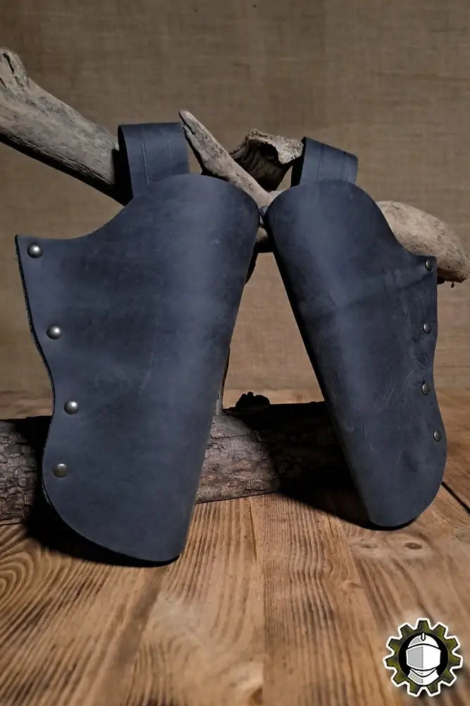 Holster Patrick (New Blood) side holster displayed on wood, showcasing its sleek design and sturdy leather construction.