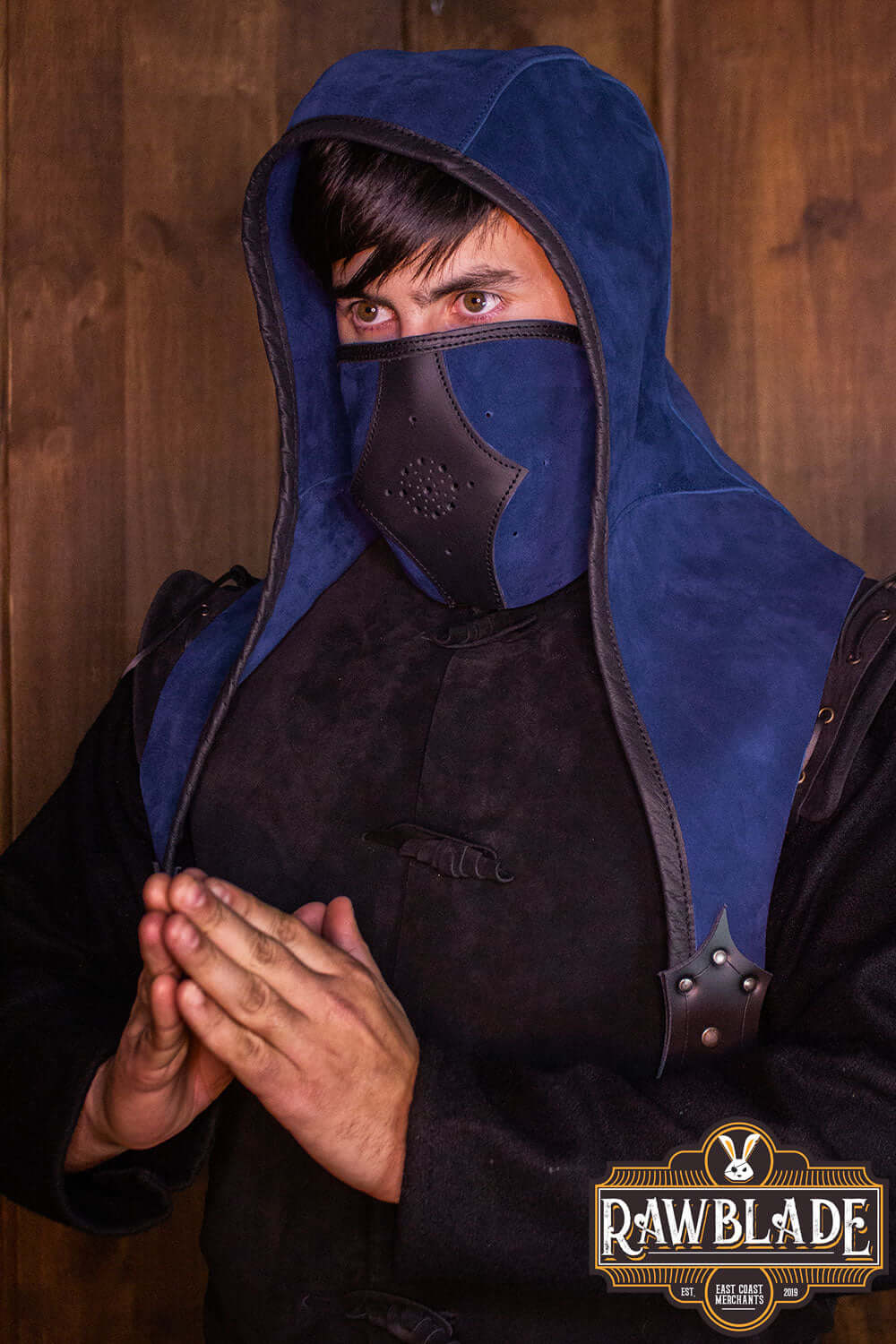 Person wearing an Akku Splitleather Hood with a mask, showcasing an elegant and consistent design.