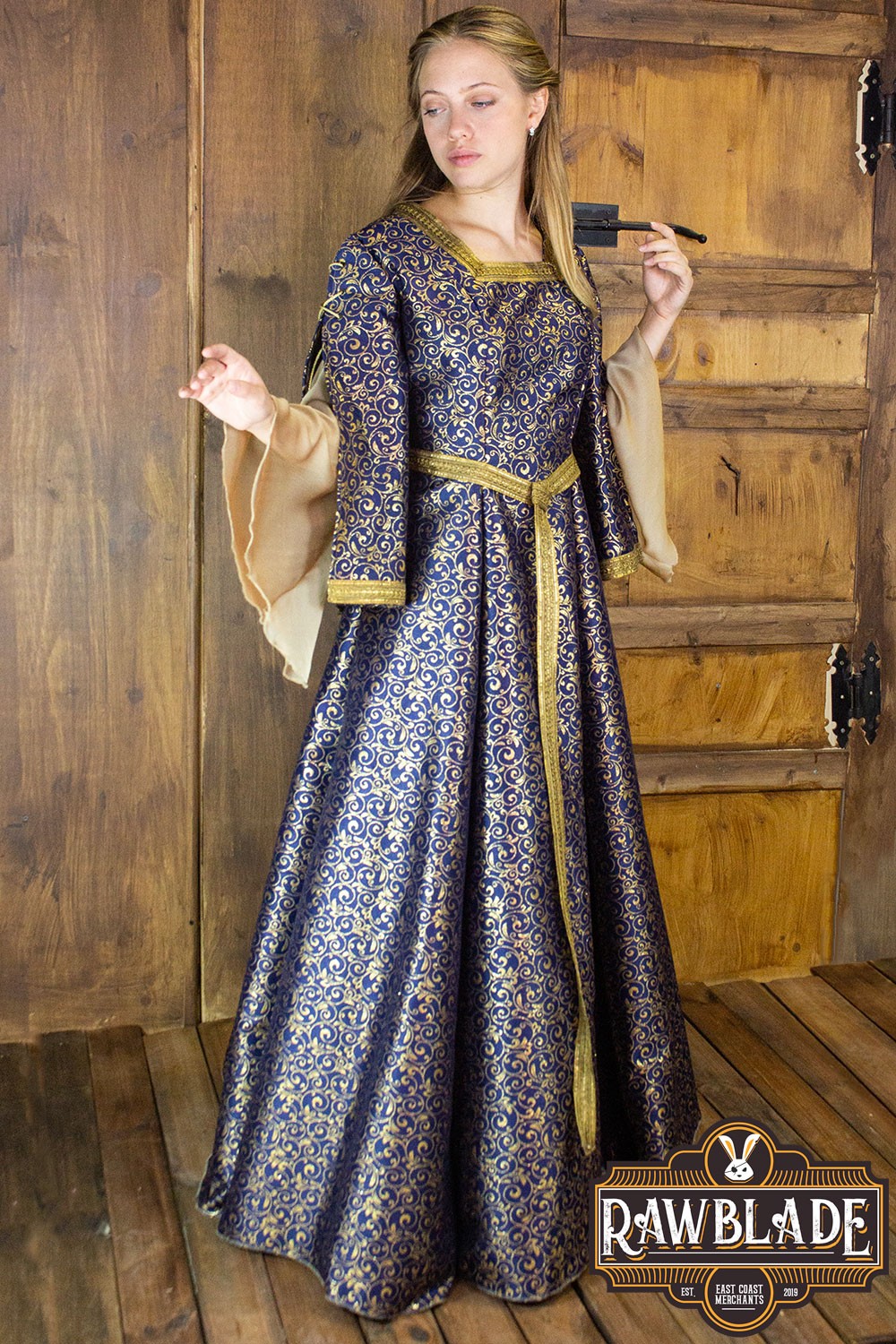 Aquitania Noble Dress in gold brocade with double tulle sleeves, perfect for LARP and special occasions.