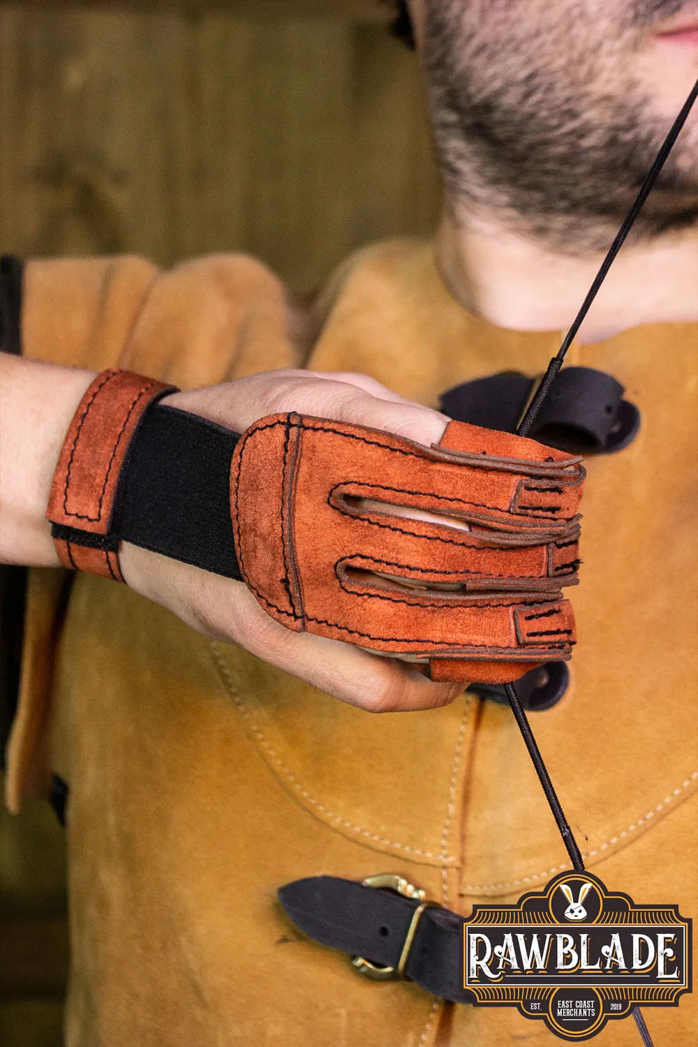 Archery Glove Kane worn by an archer, featuring three fingers, made of high-quality split leather.