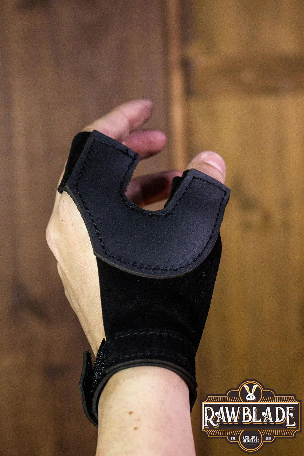 Archery Glove Oren in black, designed for bow hand protection and adjustable with velcro.