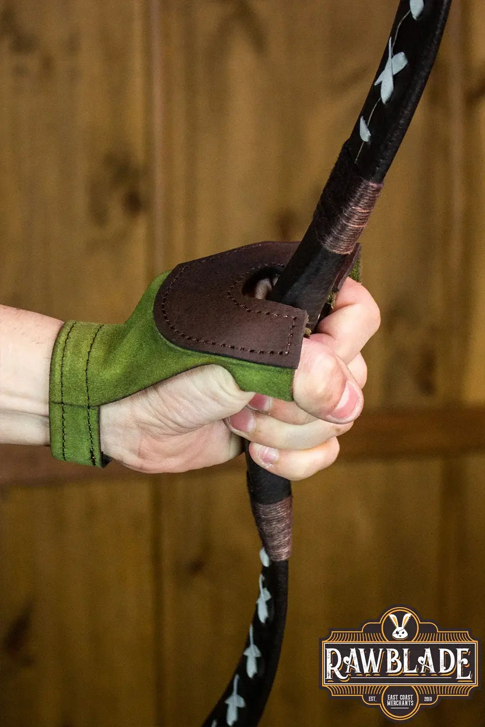 Archery Glove Oren in green, protecting the bow hand while preparing for a shot.