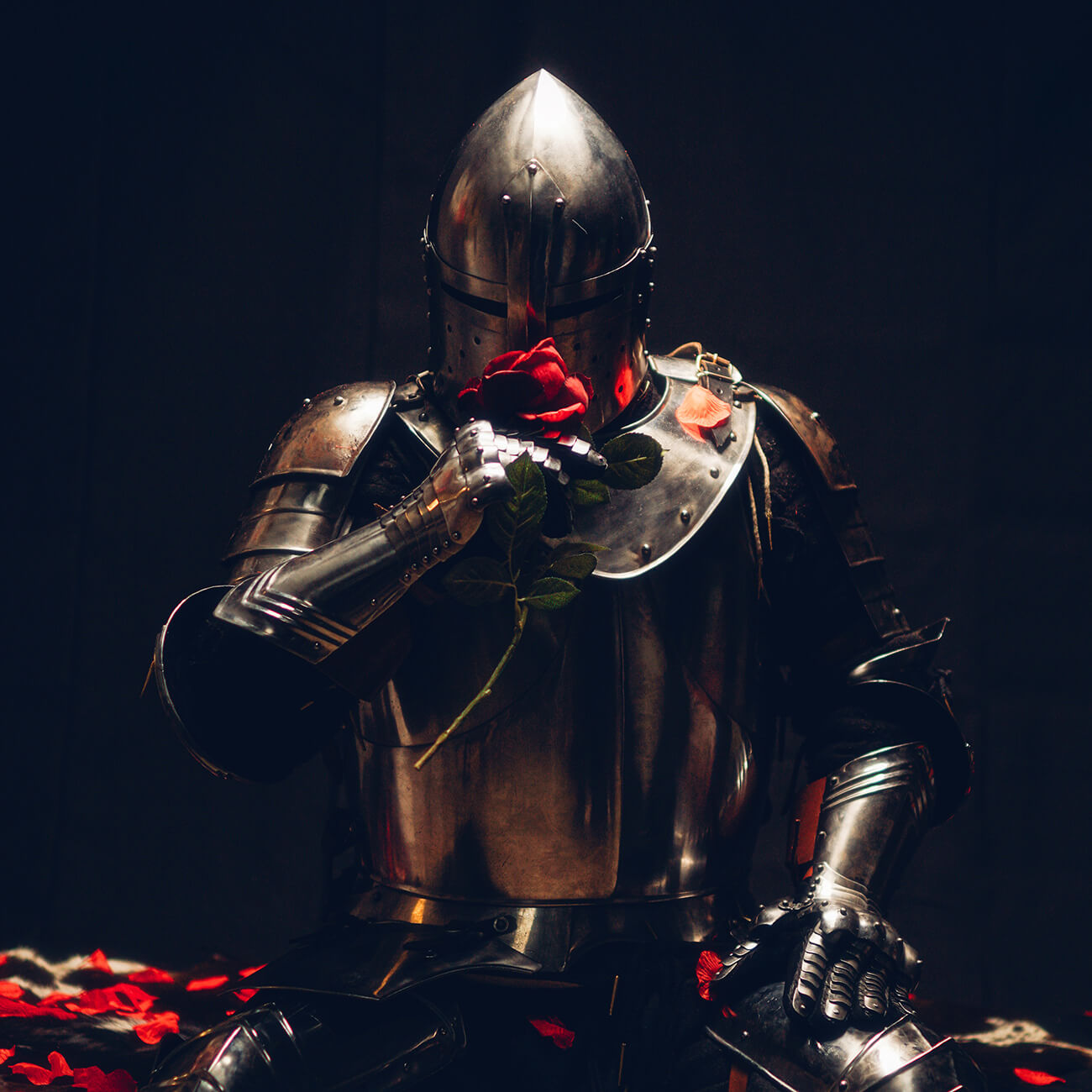 A knight in armor holding a rose, symbolizing romance in LARP. How to romance in LARP.
