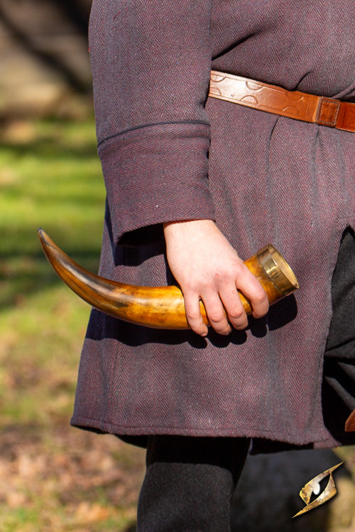 Warrior drinking horn 0,5 L held by a person in period-appropriate clothing, ready for celebration.