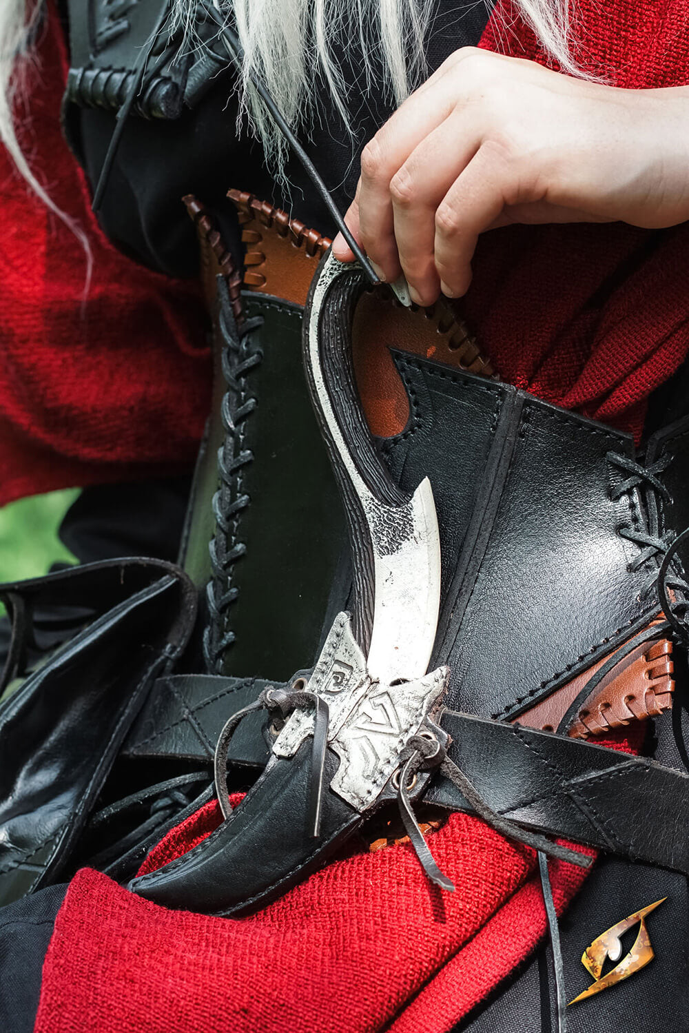 Dark Elven Throwing Knife & Holder