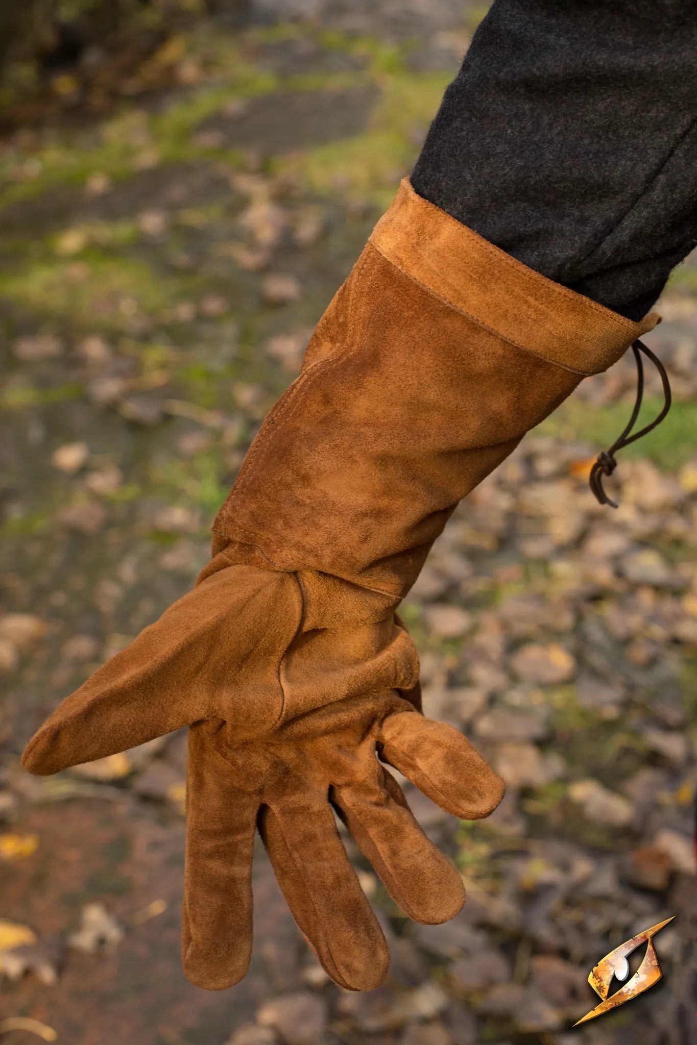 Stylish and warm leather gloves in brown suede, perfect for outdoor activities and winter wear.