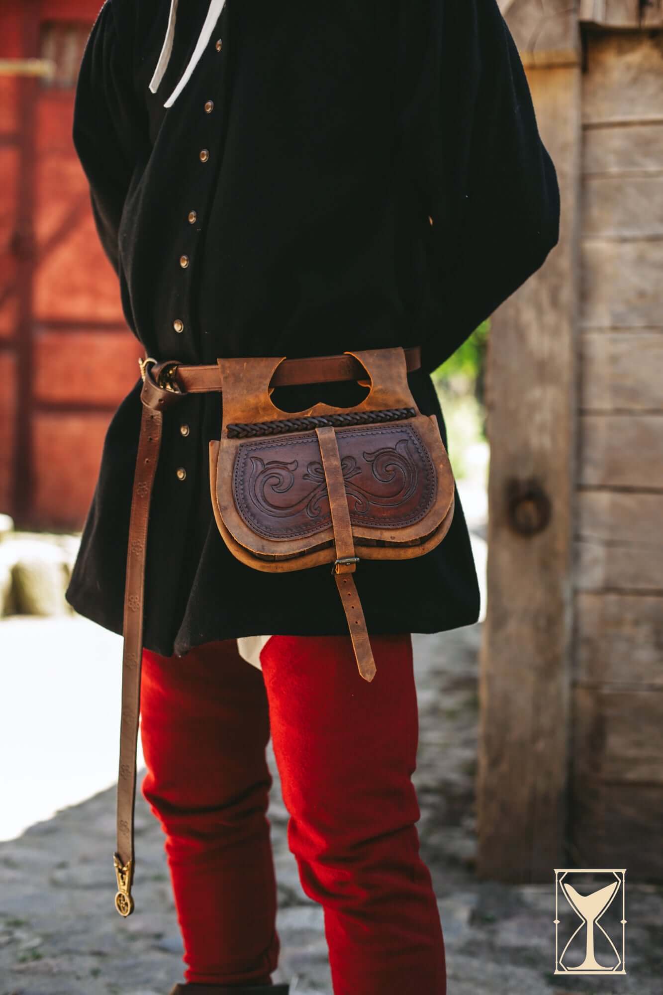 Kidney Bag worn by a person; brown leather with floral pattern, ideal for LARP and reenactments.