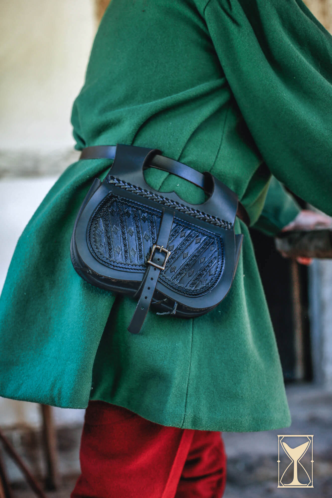 Kidney Bag worn on a green cloak, showcasing its elegant leather design and practical use for LARP and reenactment.