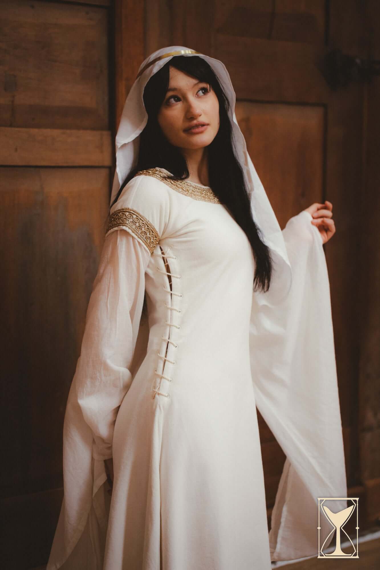 Model wearing a Bliaut Noble dress featuring long sleeves and side lacing, embodying 12th-century nobility fashion.