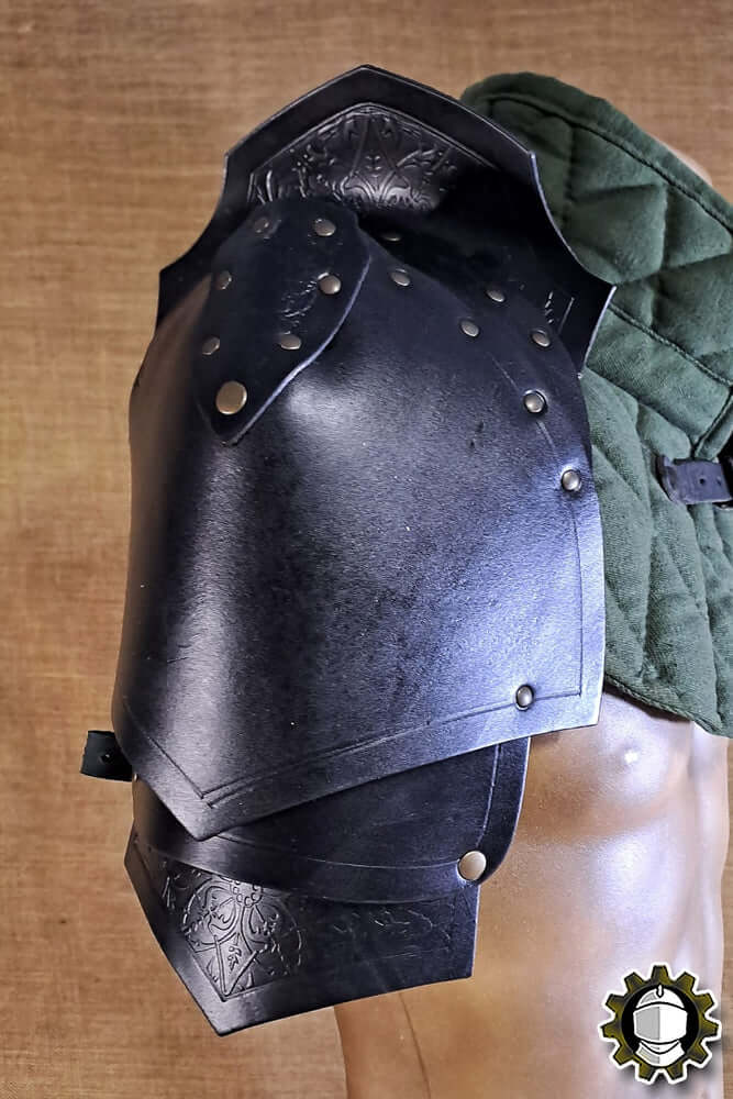 Pauldrons Cicero (Fighter) displayed on a mannequin showcasing intricate detailing and sturdy construction.