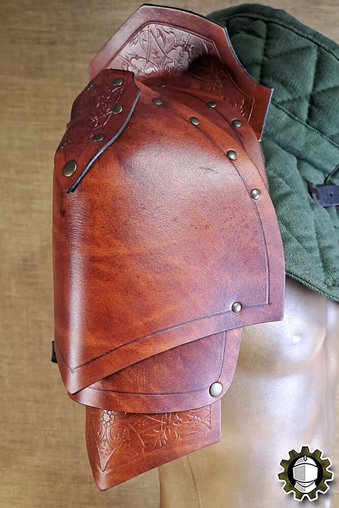 Pauldrons Cicero (Fighter) crafted from rich leather with intricate detailing and sturdy hardware.