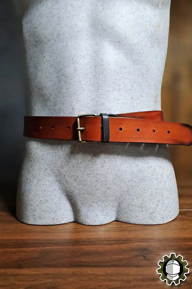 Belt Severian (Fighter) displayed on a mannequin, showcasing its buckle closure and intricate design.