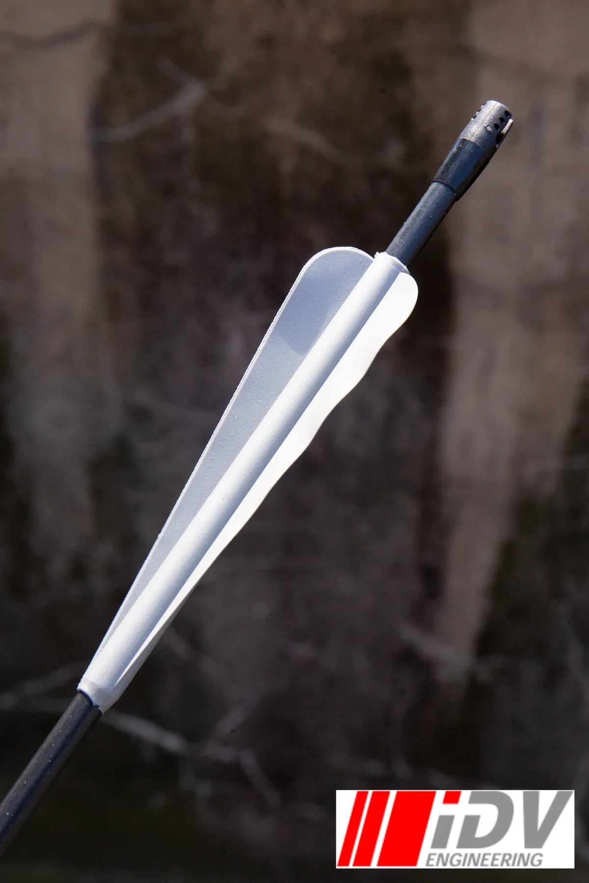 Arrow - Round Head - Black Shaft, high-quality archery arrow with durable black shaft and sleek white fletching.
