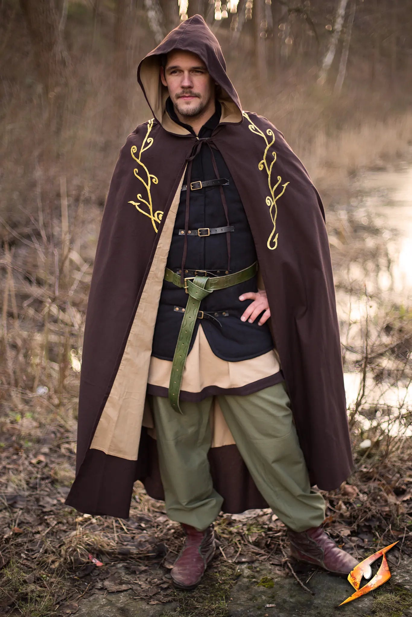 Cape Excl. - Beautifully adorned long cape with a hood, featuring Elvish embroidery for a stylish look.