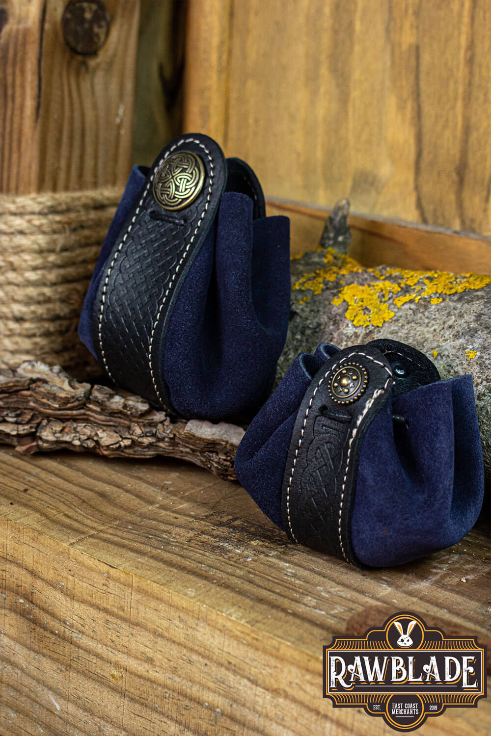 Wanderer Pouch Big in blue leather with Celtic motifs, elegant and stylish for carrying small items.