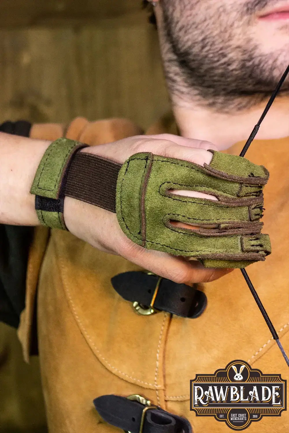 Archery Glove Kane in green leather, showcasing three-finger design and adjustable wrist strap for optimal hand protection.